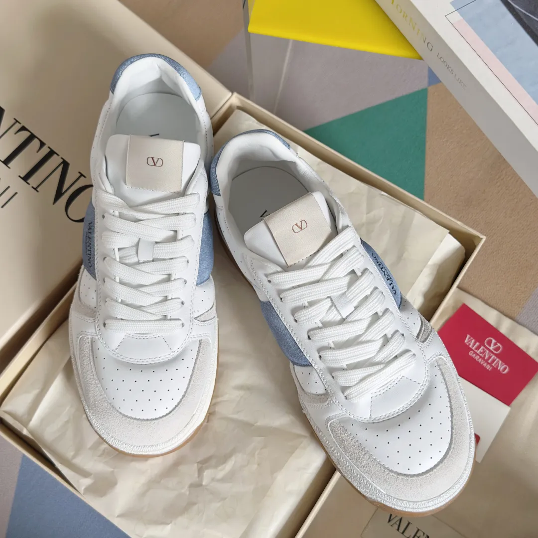 [Valentino] P: 800💰 Couple model, size: ▪️Size: Women's model 35-40 / Men's model 39-44 (45 customized) Valentino Valentino Couple model Joie de Jouer series Velcro Thick sole Bread shoes Couple model Casual sports shoes White shoes Original purchase and development Production Joie de Jouer series The style is simple but not out of style. The pure white base is paired with fresh green and soft beige, and the unique Velcro design highlights your personality. Every detail tells the fashion and quality. Wear it, take a confident step, and start the fashion journey. Exquisite packaging at the delivery counter🛍📦 ▪️Fabrics: Original custom imported first-layer cowhide ▪️Inner lining: Original custom-made soft sheepskin lining ▪️Outsole: Original open-molded anti-slip TPU material ▪️Sole thickness: 3.5CM